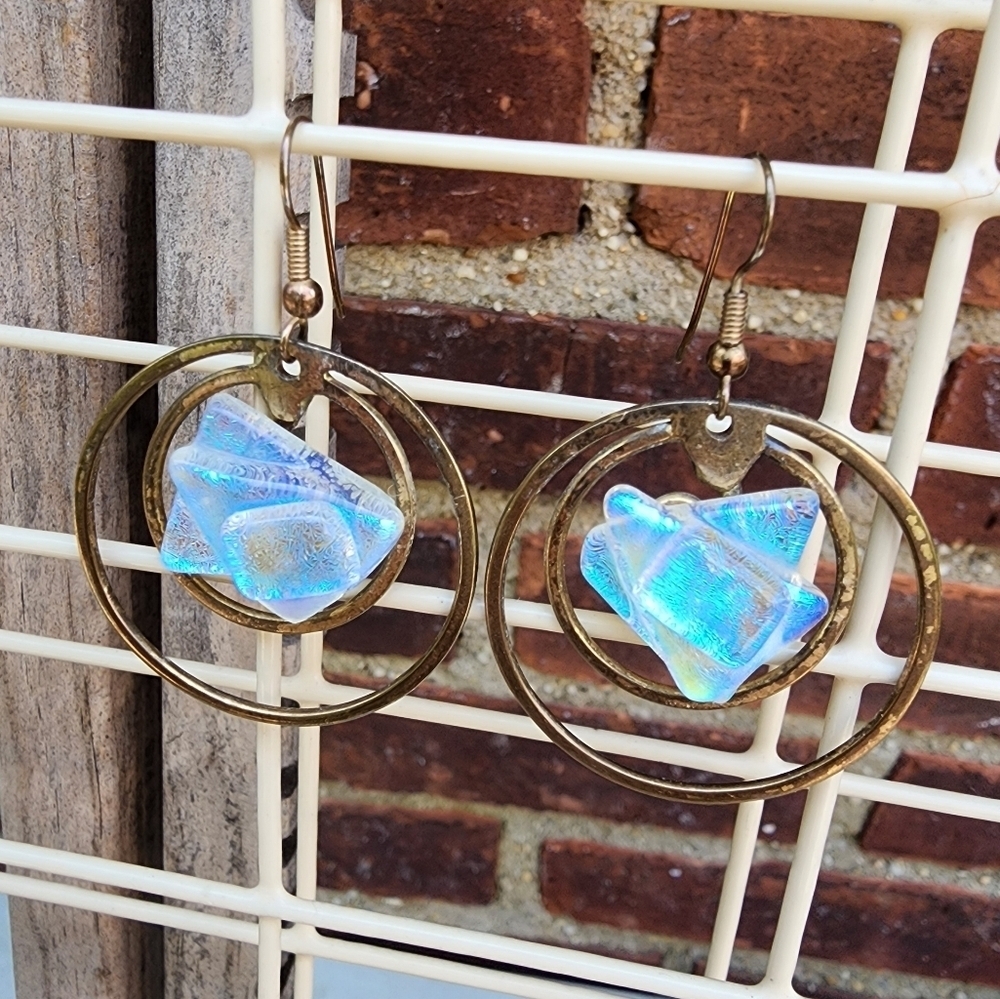 Vintage brass iridescent diochritic class earrings‎